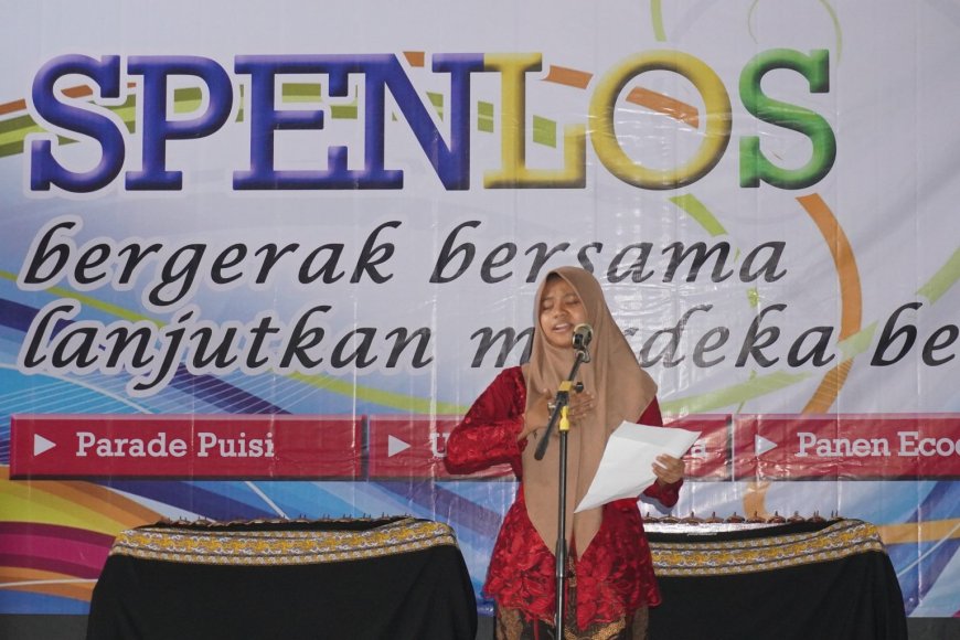 PARADE PUISI DI HARI PENDIDIKAN NASIONAL