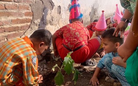 Peduli Lingkungan melalui Kegiatan MPLS: Menanam Pohon dan Menyuarakan Yel-yel