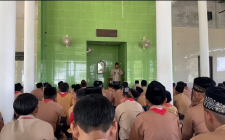 SHOLAT JUMAT KALI PERTAMA DILAKSANAKAN DI SMP NEGERI 2 PORONG