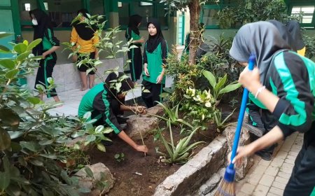 Ayo Selamatkan Dunia dari Kerusakan, Bersama Adiwiyata SMPN 2 Candi Kita Bisa!!