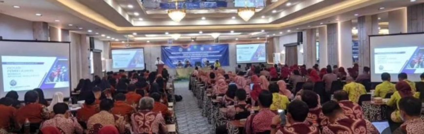 PENGEMBANGAN KEPROFESIAN BERKELANJUTAN EMPAT (4) SMP NEGERI DI WARU “ PEMANFAATAN ARTIFICIAL INTELLIGENCE (AI) BAGI PEMBELAJARAN”