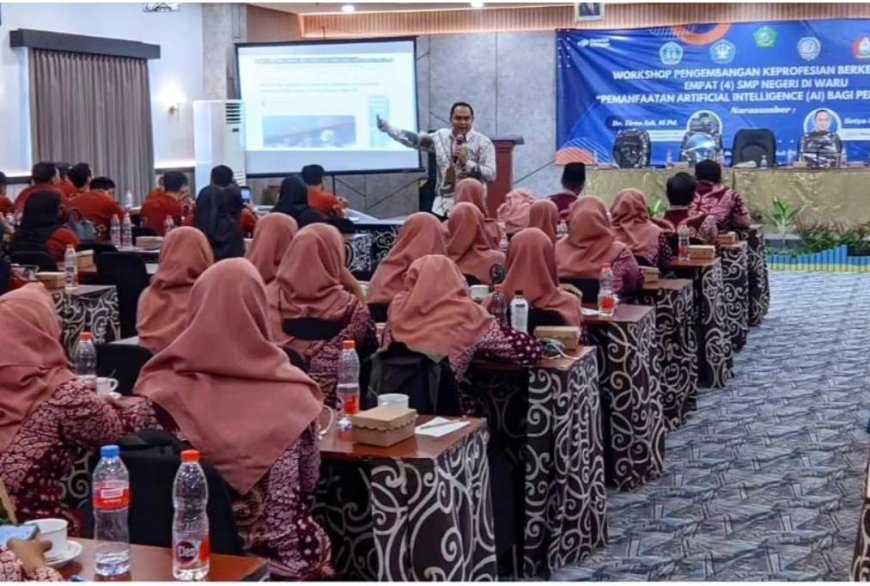 Bapak Setya Ardhianta, selaku narasumber, sedang menjelaskan materi kepada para guru.