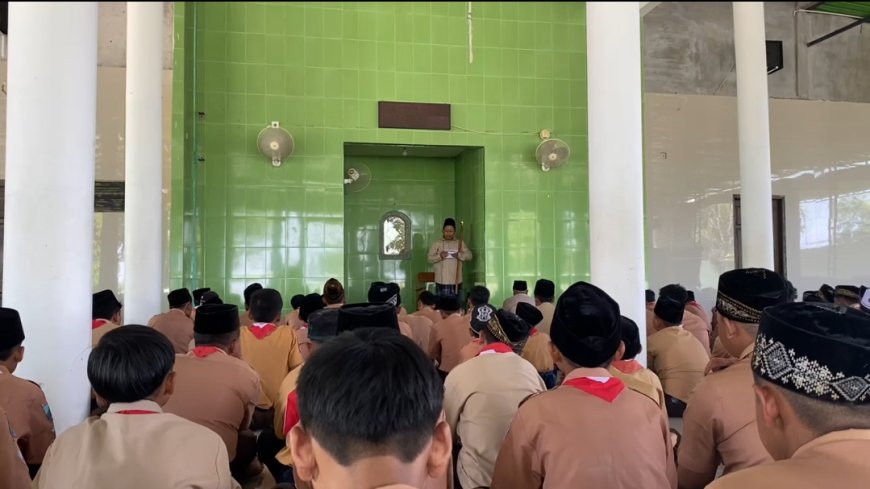 SHOLAT JUMAT KALI PERTAMA DILAKSANAKAN DI SMP NEGERI 2 PORONG