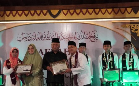 Santri SMP Bilingual Terpadu 2 Meningkatkan Kualitas Literasi Melalui Penyusunan “Kamus Taqrib 3 Bahasa” dan “Kitab Terjemahan Arbain Nawawi”