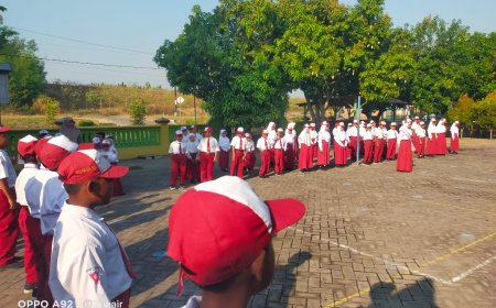 Upacara Bendera SDN Permisan yang rutin dilaksanakan setiap Hari Senin disaat menurunnya jumlah murid