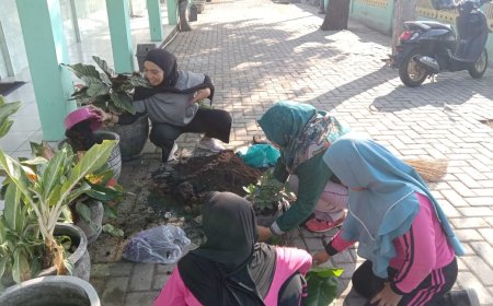 Gelar Aksi SASISATAM (Satu Siswa Satu Tanaman), SD Negeri Ploso Wonoayu Semakin Asri dan Lestari