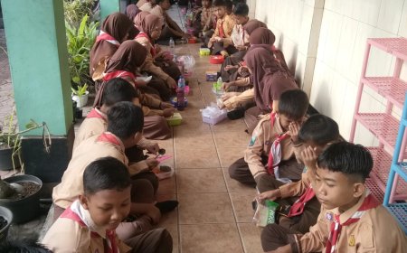 Kegiatan Jumat sehat dengan makan sehat di SDN Sumberejo 2 Wonoayu