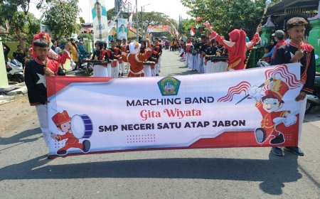 Menakjubkan, Marching Band “Gita Wiyata” SMPN Satu Atap Jabon Tampil Memukau Masyarakat di Kecamatan Jabon.