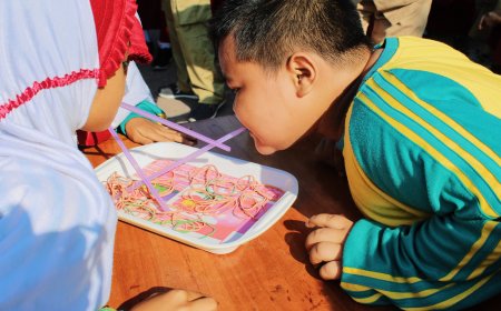 Meriahkan HUT RI dengan Lomba Balap Kelereng dan Balap Estafet Karet dengan memakai baju perjuangan di SDN Keboharan