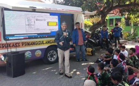 MOSIPENA (MOBIL EDUKASI PENANGGULANGAN BENCANA) BERSAMA MAHASISWA KKN UNITOMO, DI SDN KEBOANANOM.