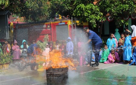 SOSIALISASI INSTITUSI DAMKAR di SD NEGERI BLURU KIDUL 2 SIDOARJO