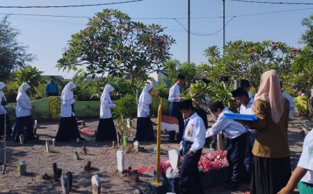 Memperingati HUT RI ke-79: Tabur Bunga oleh RA Qurrotul A'yun, MI Insan Mulia dan SMP Al Manshur Candi di Makam Pahlawan Desa Durungbanjar