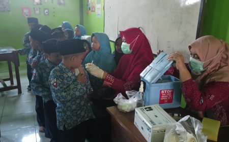 Menuju Sekolah Sehat: SD Plus Cahaya Budaya mengikuti Program Bulan Imunisasi Anak Sekolah (BIAS) yang diadakan UPDT Puskesmas Krembung