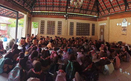 Jumat Barokah: Murid SD Plus Cahaya Budaya Berziarah ke Pendiri Pondok Pesantren Burhanul Hidayah