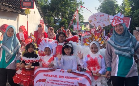 Pawai Budaya Baju Daur Ulang Meriahkan Puncak Perayaan HUT RI ke-79 di SDN Krembung 1