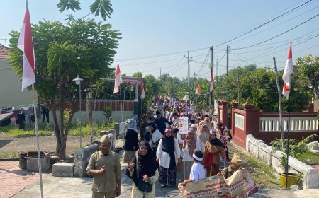 Pawai Kemerdekaan  HUT ke-79 RI SD Muhammadiyah 1 Krembung Hebohkan Jalan Raya Krembung