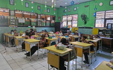 Kegiatan Jumat Kamikaze ( Makan Minum dan Bebagi Bekal Sehat Bergisi serta Zero Waste ) Di SDN GANTING Kec Gedangan