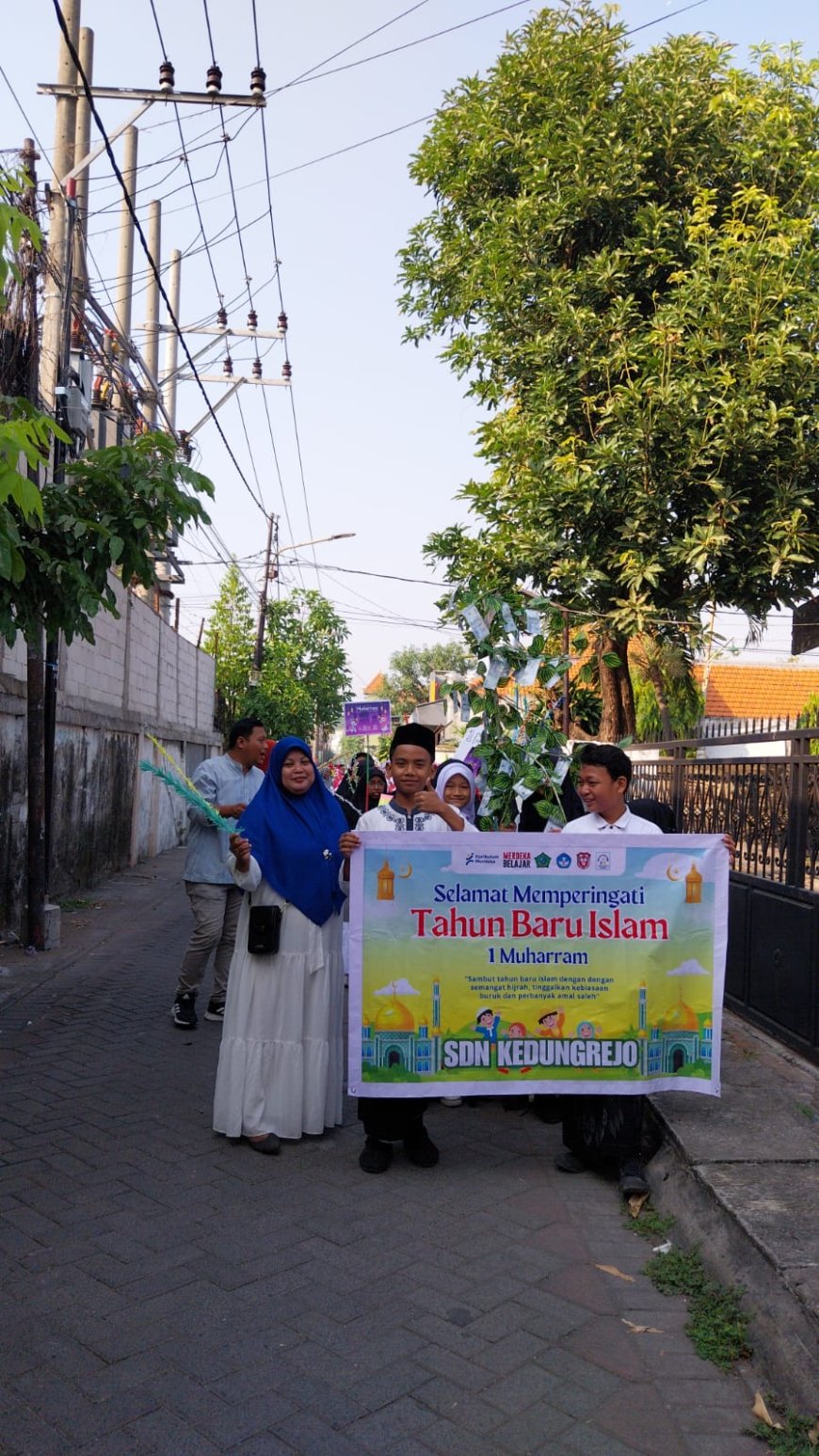 Perkuat Moral Spiritual dan Sosial SDN Kedungrejo Waru Selenggarakan Pawai Agama Memperingati Tahun Baru Islam dan Santunan Anak Yatim