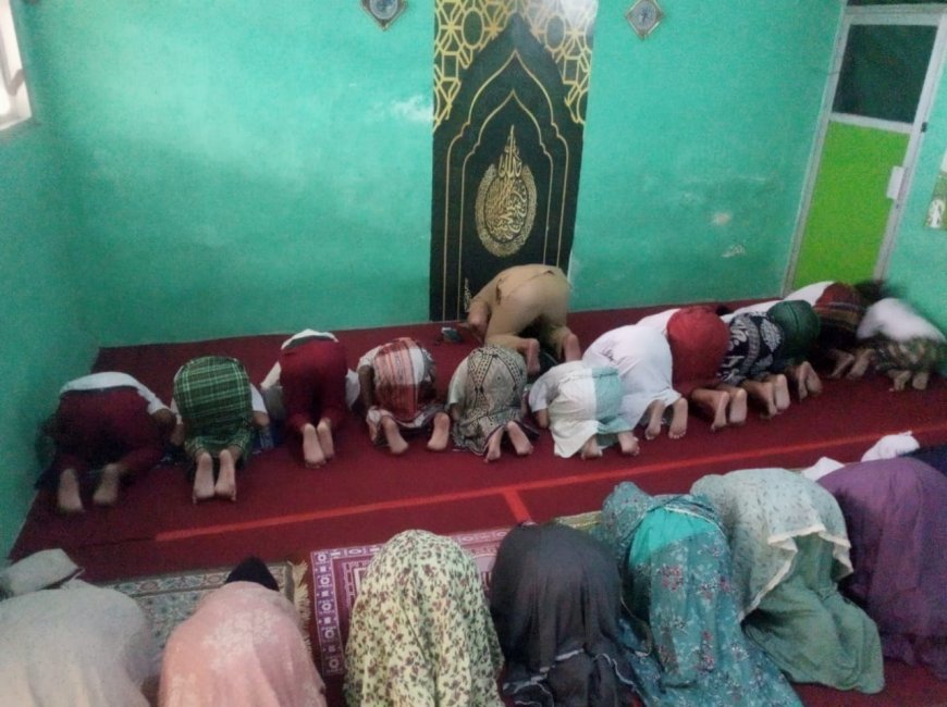 PEMBIASAAN SHOLAT DHUHA DAN DHUHUR BERJAMAAH SDN KEDUNGREJO WARU: Menumbuhkan Nilai Keagamaan Peserta Didik Sejak Dini