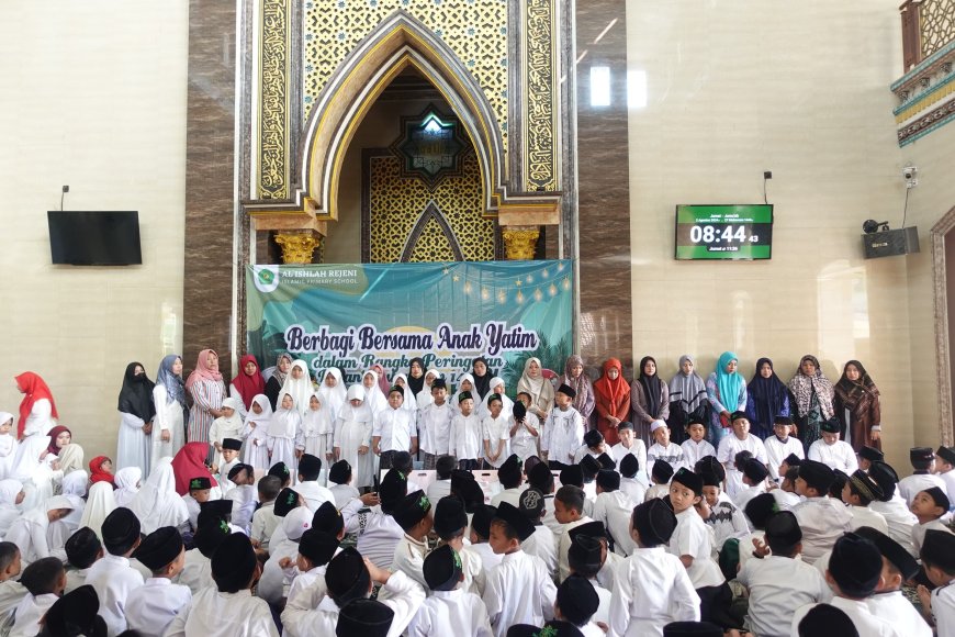 Trenyuhhh!!! Momen Berbagi Bersama Anak Yatim di SD Al-Ishlah Rejeni