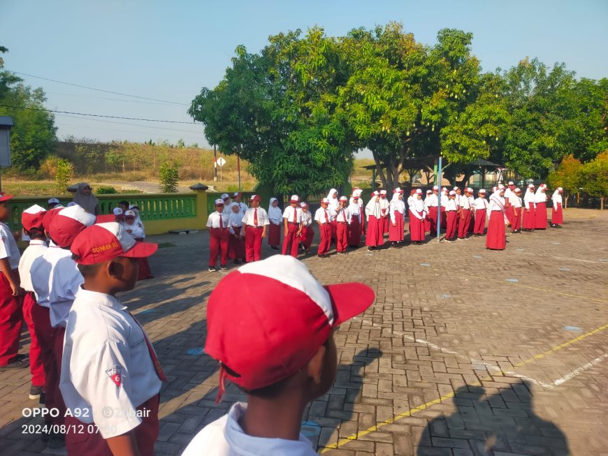 Upacara Bendera SDN Permisan yang rutin dilaksanakan setiap Hari Senin disaat menurunnya jumlah murid