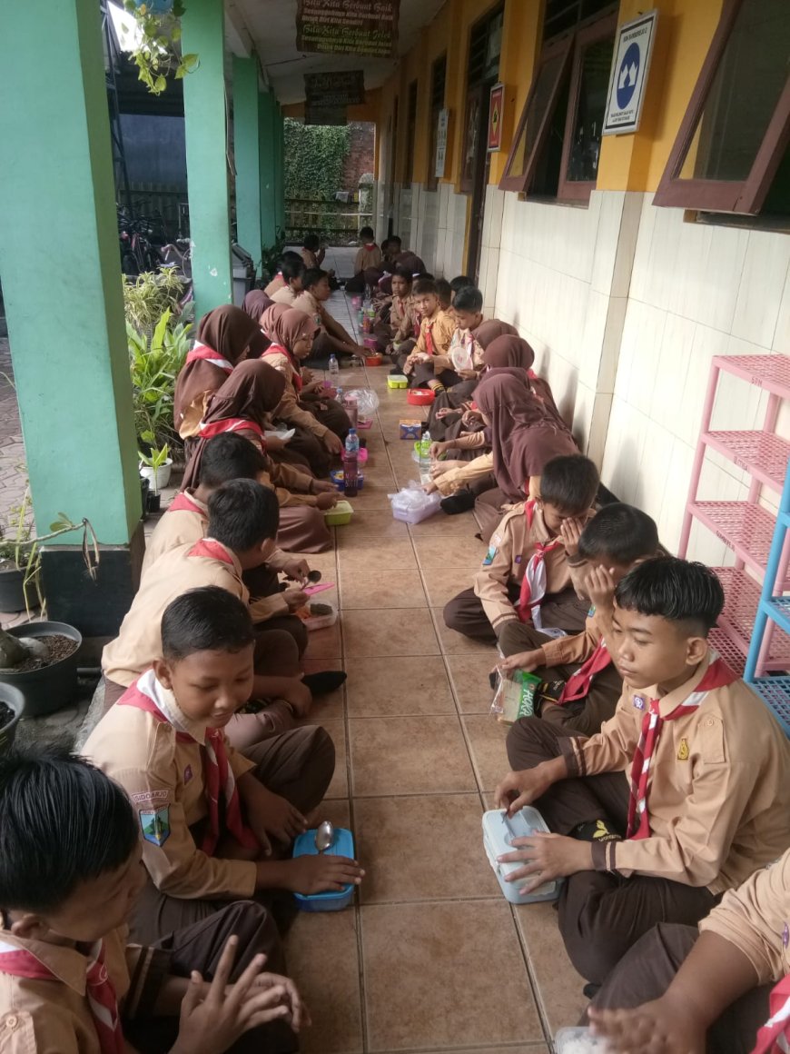 Kegiatan Jumat sehat dengan makan sehat di SDN Sumberejo 2 Wonoayu