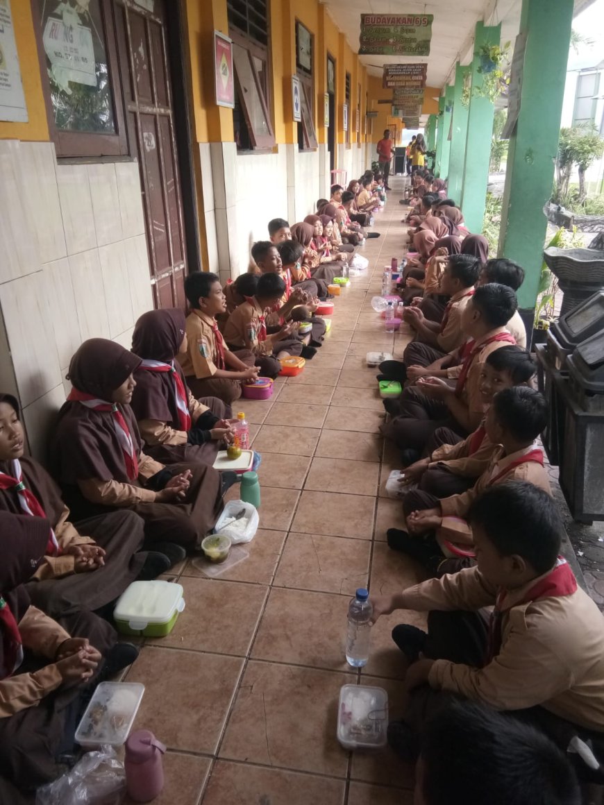 Kegiatan Jumat sehat dengan makan sehat di SDN Sumberejo 2 Wonoayu