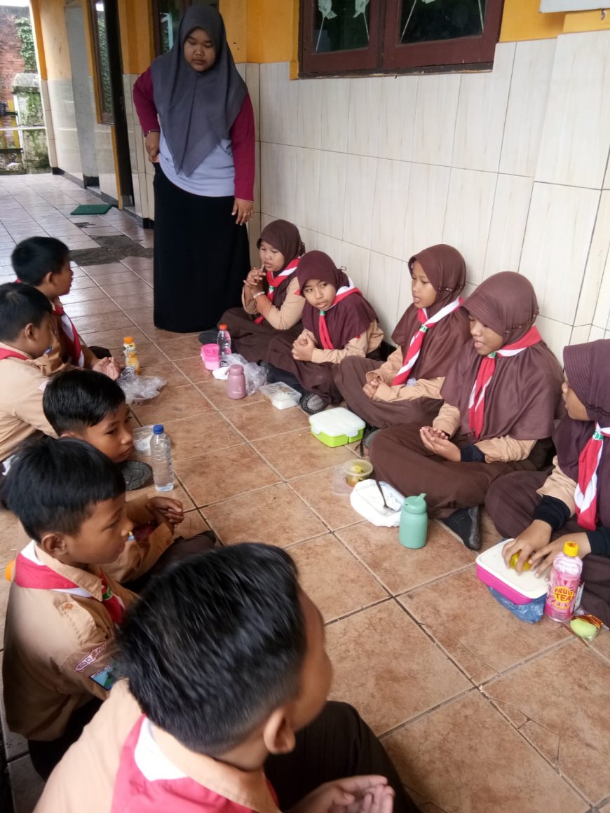 Kegiatan Jumat sehat dengan makan sehat di SDN Sumberejo 2 Wonoayu