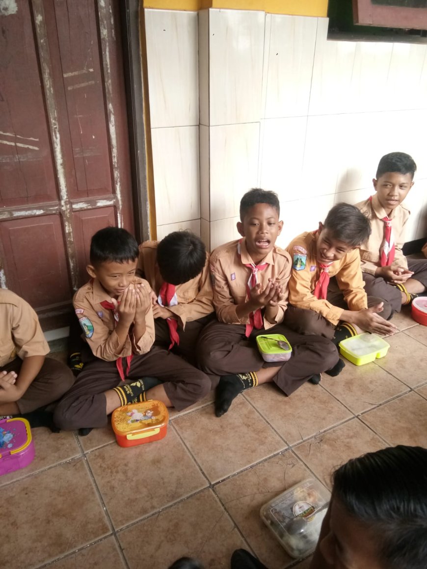 Kegiatan Jumat sehat dengan makan sehat di SDN Sumberejo 2 Wonoayu