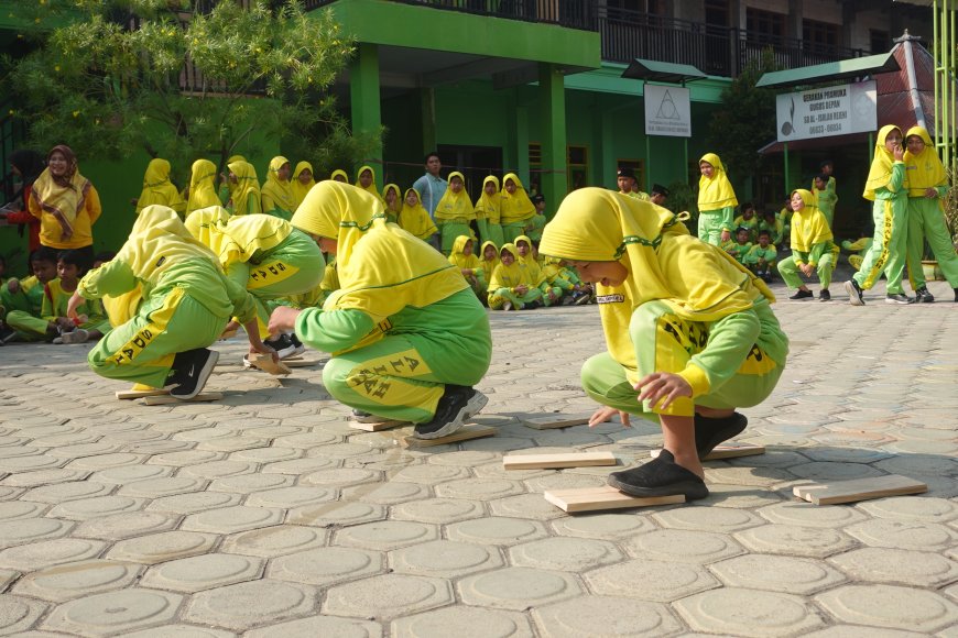 First Day !!! Lomba Peringatan Hari Kemerdekaan 17 Agustus 1945 Dilaksanakan Secara Meriah di SD Al-Ishlah Rejeni