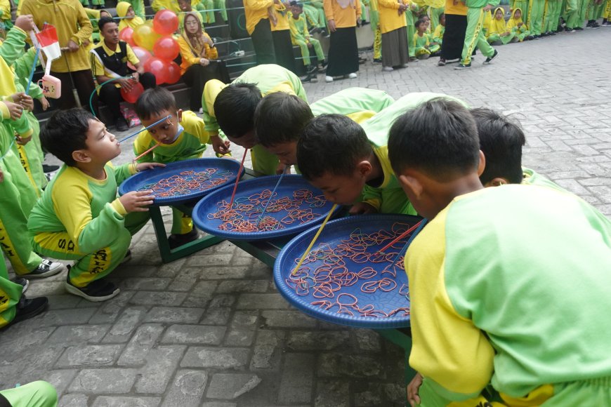 First Day !!! Lomba Peringatan Hari Kemerdekaan 17 Agustus 1945 Dilaksanakan Secara Meriah di SD Al-Ishlah Rejeni