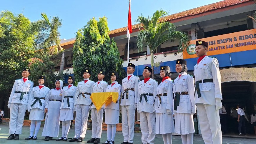 Paskibra SMPN 3 Sidoarjo Kawal Upacara Agustusan di Sekolah