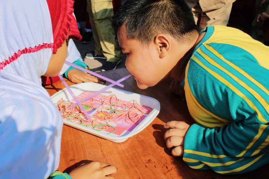 Meriahkan HUT RI dengan Lomba Balap Kelereng dan Balap Estafet Karet dengan memakai baju perjuangan di SDN Keboharan