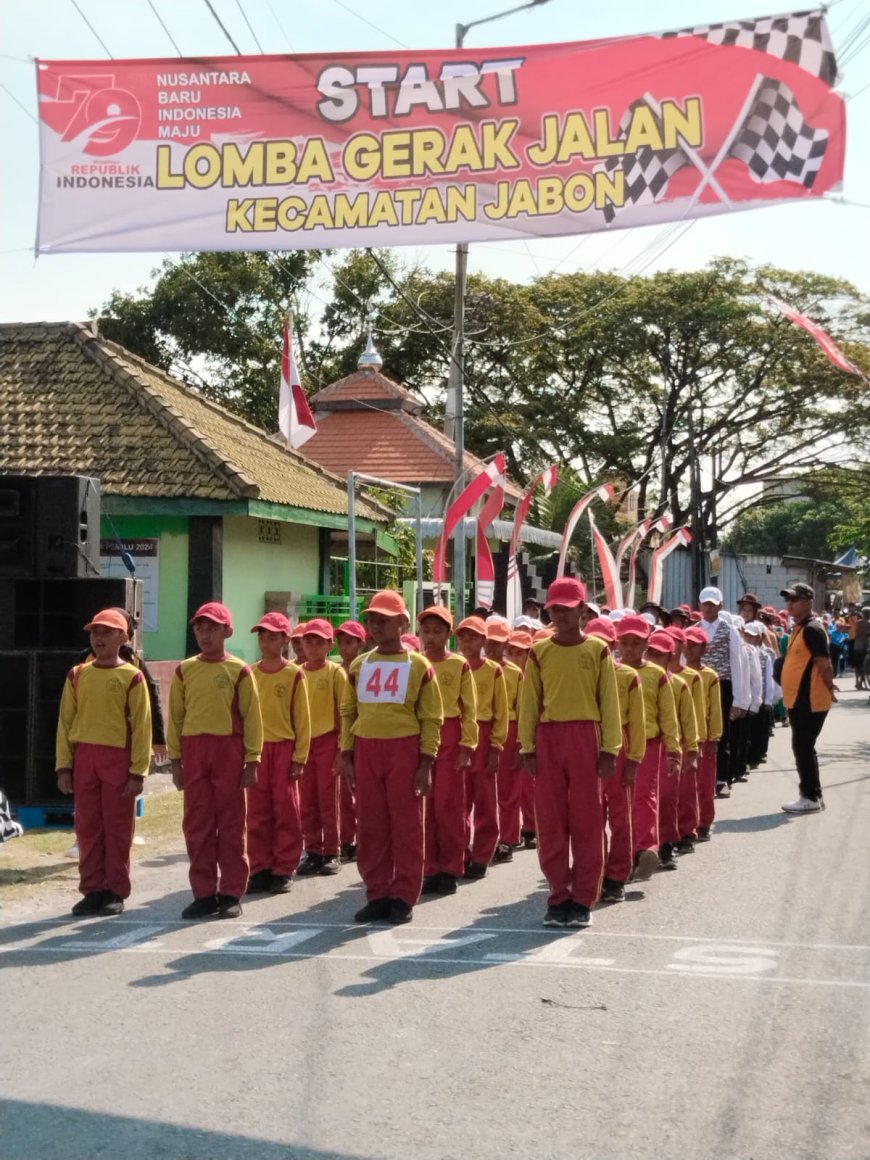 "Kecil-Kecil Cabe Rawit" Siswa Siswi SDN Dukuhsari 1 Jabon Tampil Kompak Di Lomba Gerak Jalan Tingkat Kecamatan Jabon Dalam Rangka HUT RI ke 79