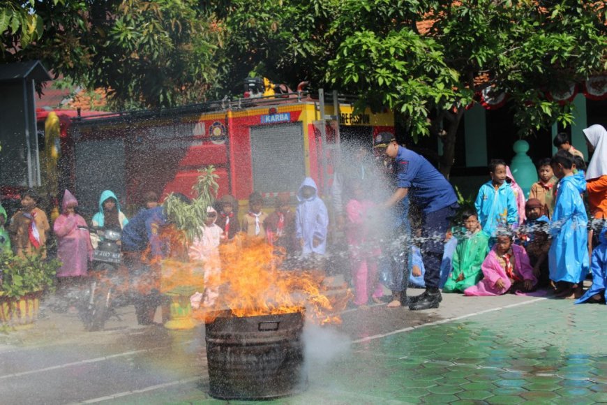 SOSIALISASI INSTITUSI DAMKAR di SD NEGERI BLURU KIDUL 2 SIDOARJO