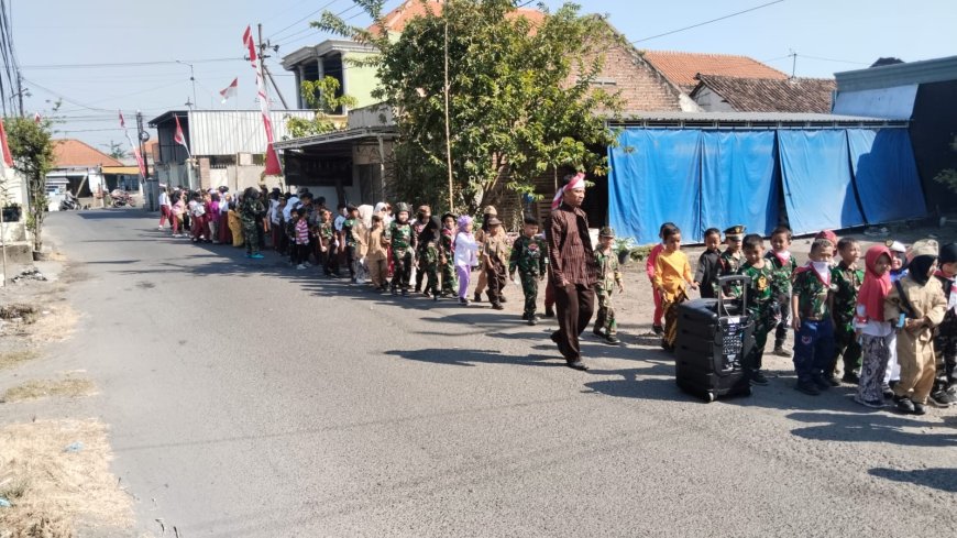 Seru ! SDN Wonokasian I Semarakkan Hari Kemerdekaan RI Ke-79 Dengan Jalan Sehat Bergaya Pahlawan