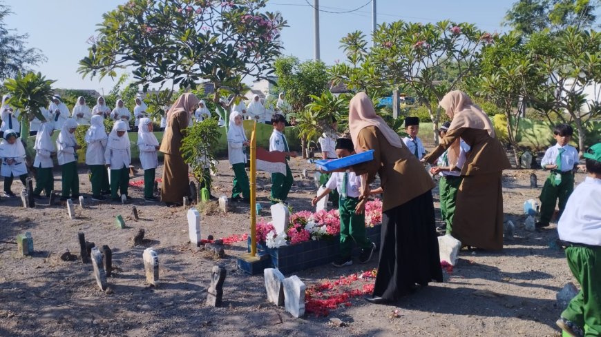 Memperingati HUT RI ke-79: Tabur Bunga oleh RA Qurrotul A'yun, MI Insan Mulia dan SMP Al Manshur Candi di Makam Pahlawan Desa Durungbanjar