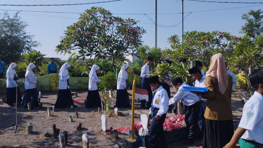 Memperingati HUT RI ke-79: Tabur Bunga oleh RA Qurrotul A'yun, MI Insan Mulia dan SMP Al Manshur Candi di Makam Pahlawan Desa Durungbanjar