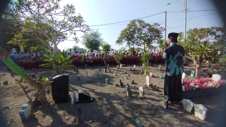 Memperingati HUT RI ke-79: Tabur Bunga oleh RA Qurrotul A'yun, MI Insan Mulia dan SMP Al Manshur Candi di Makam Pahlawan Desa Durungbanjar