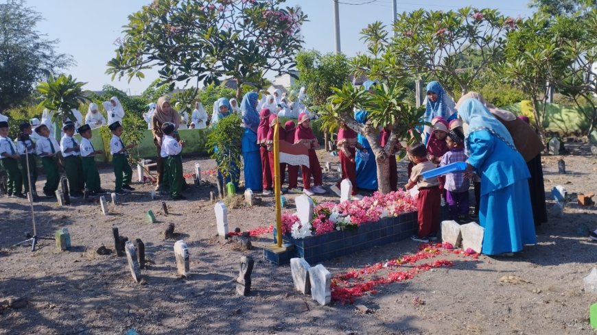 Memperingati HUT RI ke-79: Tabur Bunga oleh RA Qurrotul A'yun, MI Insan Mulia dan SMP Al Manshur Candi di Makam Pahlawan Desa Durungbanjar