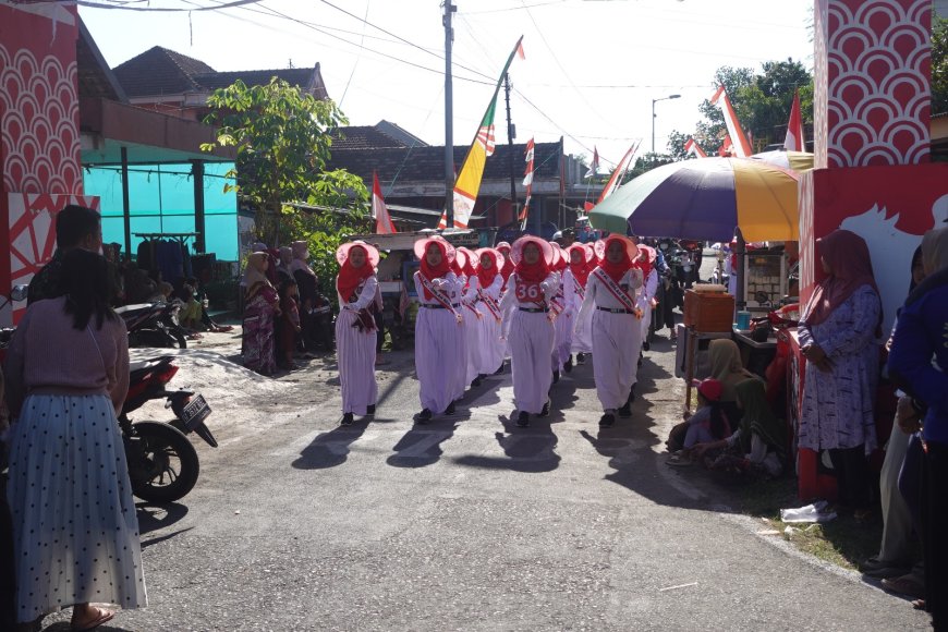 Ratusan Peserta termasuk SD Al-Ishlah Rejeni Ikut Serta Lomba Gerak Jalan dalam Rangka Rayakan Hari Kemerdekaan Indonesia Ke-79 Se-Kecamatan Krembung