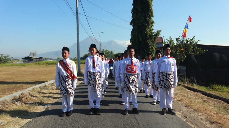 Ratusan Peserta termasuk SD Al-Ishlah Rejeni Ikut Serta Lomba Gerak Jalan dalam Rangka Rayakan Hari Kemerdekaan Indonesia Ke-79 Se-Kecamatan Krembung