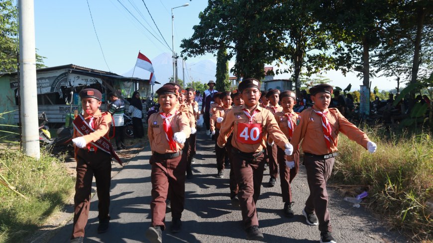 Ratusan Peserta termasuk SD Al-Ishlah Rejeni Ikut Serta Lomba Gerak Jalan dalam Rangka Rayakan Hari Kemerdekaan Indonesia Ke-79 Se-Kecamatan Krembung