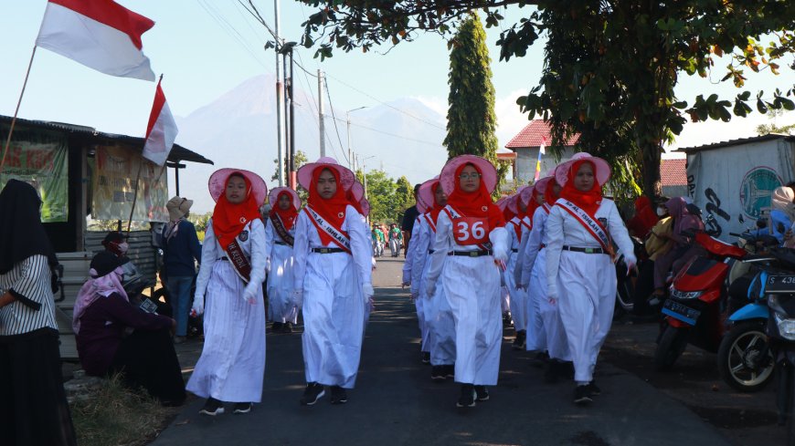 Ratusan Peserta termasuk SD Al-Ishlah Rejeni Ikut Serta Lomba Gerak Jalan dalam Rangka Rayakan Hari Kemerdekaan Indonesia Ke-79 Se-Kecamatan Krembung