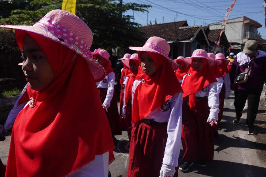 Ratusan Peserta termasuk SD Al-Ishlah Rejeni Ikut Serta Lomba Gerak Jalan dalam Rangka Rayakan Hari Kemerdekaan Indonesia Ke-79 Se-Kecamatan Krembung