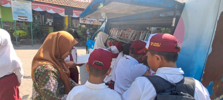 KUNJUNGAN MOBIL PERPUSTAKAAN KELILILING SIDOARJO DI SDN SRUNI 1 GEDANGAN