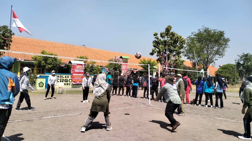 Meriahnya SDN Gempolklutuk mengikuti "Lomba Voli Guru Putra Putri Se - Kecamatan Korwil Tarik"