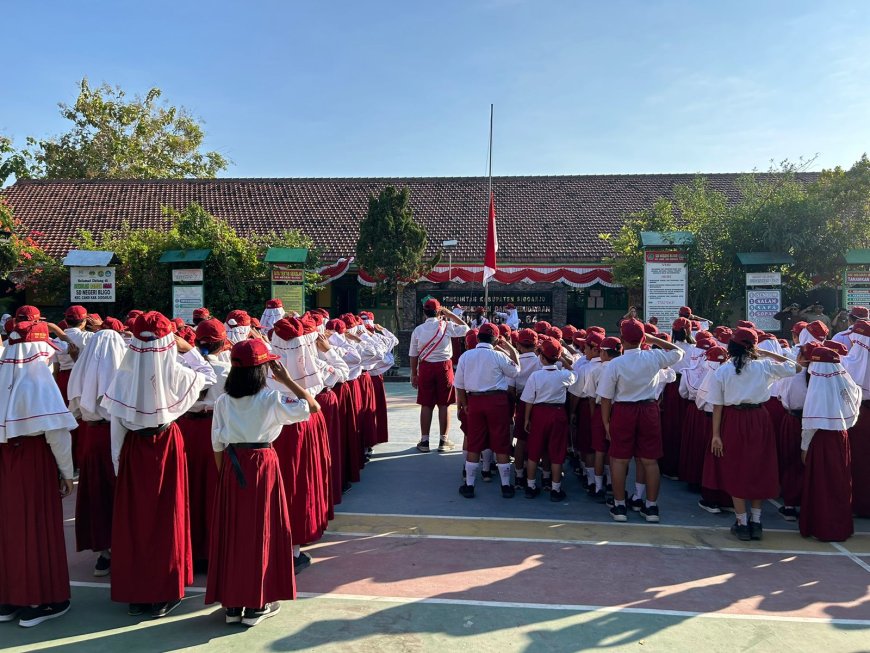 Upacara Bendera Untuk Memperingati Hari Kemerdekaan Republik Indonesia di SD Negeri Bligo