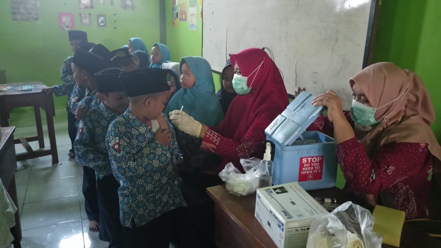 Menuju Sekolah Sehat: SD Plus Cahaya Budaya mengikuti Program Bulan Imunisasi Anak Sekolah (BIAS) yang diadakan UPDT Puskesmas Krembung