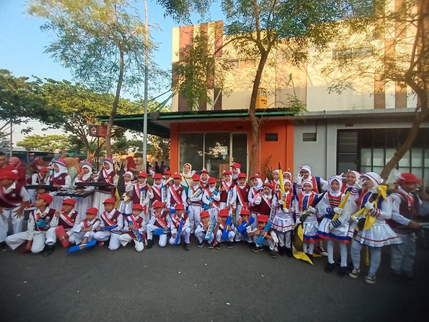 Semarak Drumband SDN Trosobo 1 Warnai Karnaval Jalan Sehat HUT RI ke-79 Desa Trosobo"